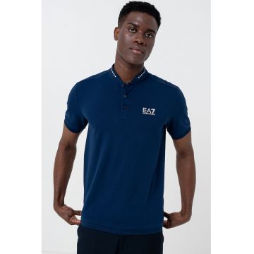 Tricou din amestec de bumbac cu fenta cu nasturi
