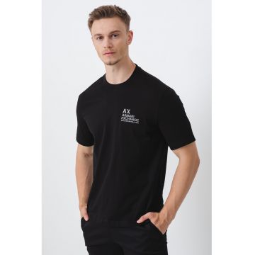 Tricou din bumbac cu logo pe piept si decolteu la baza gatului