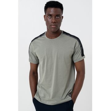 Tricou regular fit cu decolteu la baza gatului Tricou regular fit cu decolteu la baza gatului