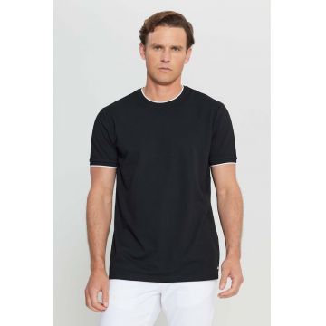 Tricou slim-fit cu detalii contratastante