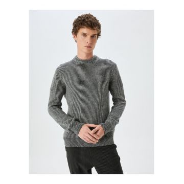Pulover slim fit cu decolteu la baza gatului