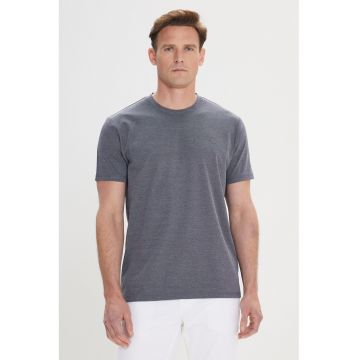 Tricou cu decolteu la baza gatului