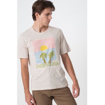 Tricou cu decolteu la baza gatului si design grafic