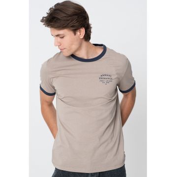 Tricou cu decolteu la baza gatului