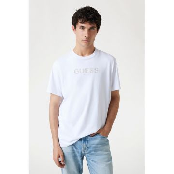 Tricou cu decolteu la baza gatului si logo