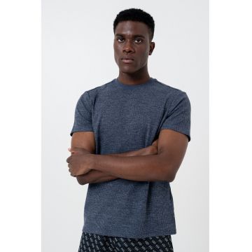 Tricou cu decolteu la baza gatului