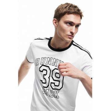 Tricou cu decolteu la baza gatului si imprimeu text