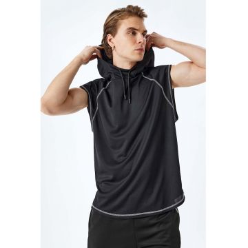 Tricou cu maneci raglan si gluga