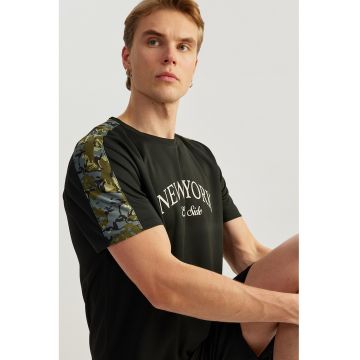 Tricou cu segmente contrastante