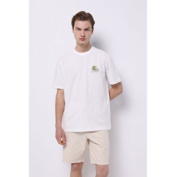Tricou cu decolteu la baza gatului si imprimeu grafic si text pe partea din spate