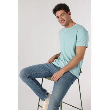 Tricou cu decolteu la baza gatului si logo discret