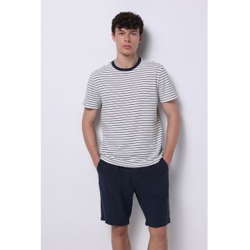 Tricou cu decolteu la baza gatului si model in dungi