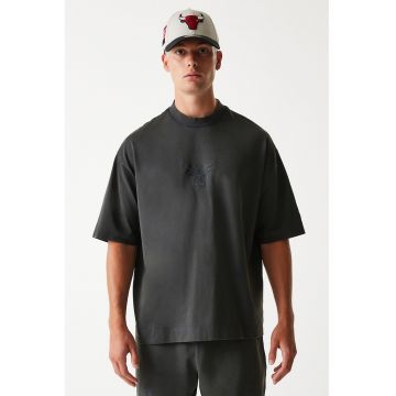 Tricou cu detaliu brodat si decolteu la baza gatului