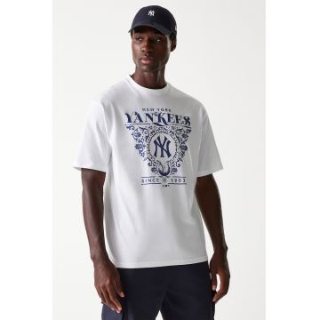 Tricou cu imprimeu grafic si decolteu la baza gatului NY Yankeers