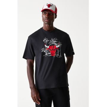 Tricou cu imprimeu grafic si decolteu la baza gatului
