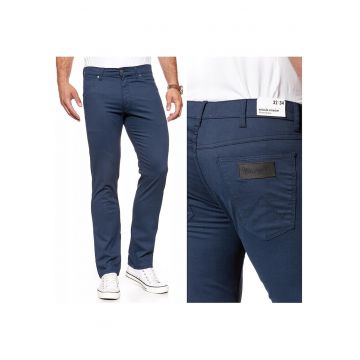 Pantaloni Barbati -  Model GREENSBORO - Croiala Confortabila Straight Fit Cu Picioare Drepte - Elastici Si Comozi - Buni Pentru Fiecare Zi Si Serviciu - Cu Fermoar - 5 Buzunare - Marimea 30/34 - Albastru
