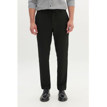 Pantaloni slim-fit texturati din snur