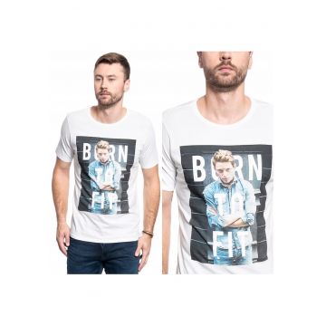 Tricou Barbati -  Model PHOTO TEE - Croiala Clasica Regular Fit - 100% Bumbac - Moale Si Comod - Cu Imprimeu Foto - Bun Pentru Fiecare Zi Si Tinute Casual - Marimea L - Alb