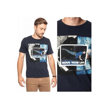 Tricou Barbati -  Model PHOTO TEE - Croiala Regular Fit - 100% Bumbac - Imprimeu Foto In Fata - Material Moale Si Respirabil - Bun Pentru Fiecare Zi - Albastru