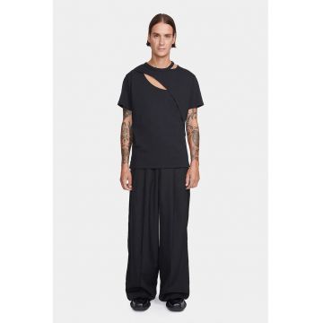 Tricou cu decuapje la gât și pe piept