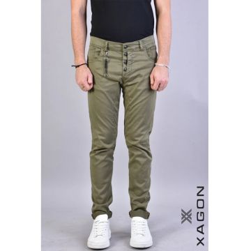 Pantaloni drepti cu accesoriu metalic prins in gaica