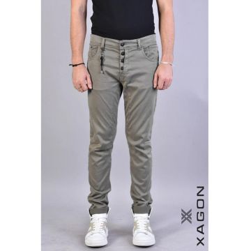 Pantaloni drepti cu accesoriu metalic prins in gaica