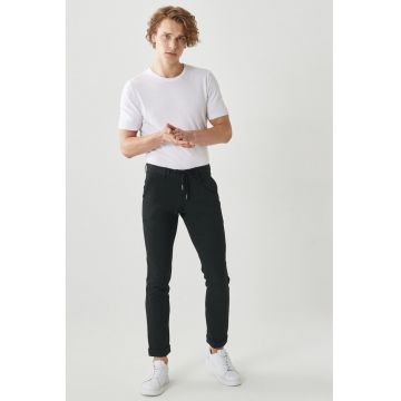 Pantaloni slim fit cu buzunare
