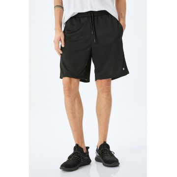 Pantaloni scurti cu snur de ajustare si buzunare laterale