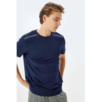 Tricou cu decolteu la baza gatului si accennte contrastante