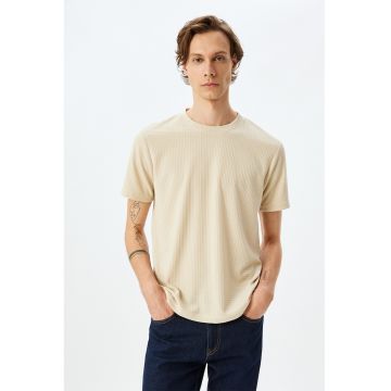 Tricou cu decolteu la baza gatului si aspect texturat