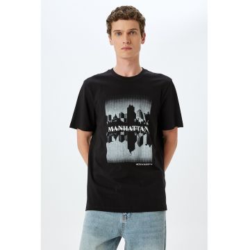 Tricou cu decolteu la baza gatului si imprimeu grafic
