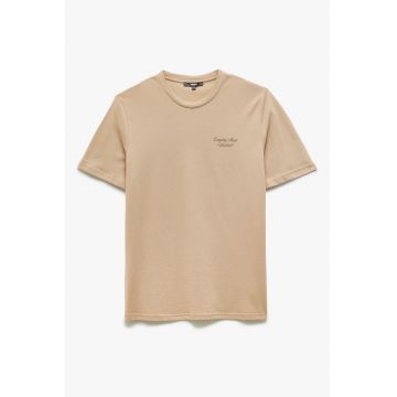 Tricou cu decolteu la baza gatului si text discret