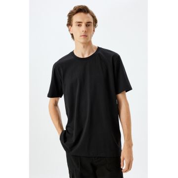 Tricou din bumbac cu decolteu la baza gatului