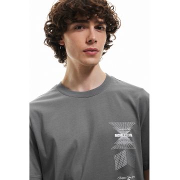 Tricou lejer cu decolteu la baza gatului