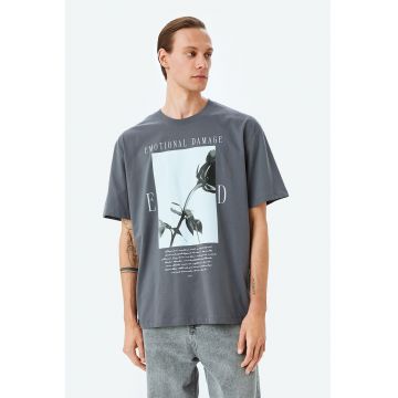 Tricou lejer cu model grafic
