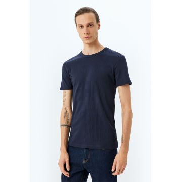 Tricou uni cu decolteu la baza gatului