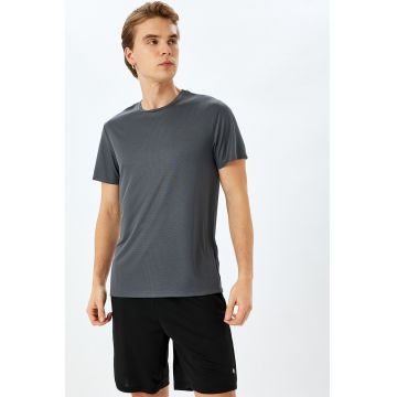 Tricou uni cu decolteu la baza gatului