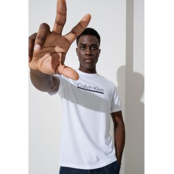 Tricou cu decolteu la baza gatului si imprimeu logo