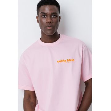 Tricou cu imprimeu logo si decolteu la baza gatului