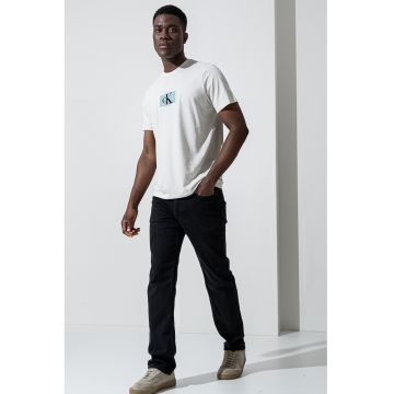 Tricou cu imprimeu si decolteu la baza gatului