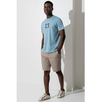 Tricou cu imprimeu si decolteu la baza gatului