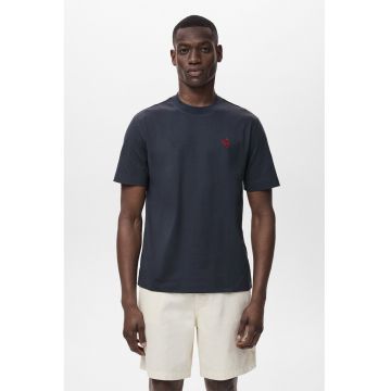 Tricou cu decolteu la baza gatului si detaliu pe piept