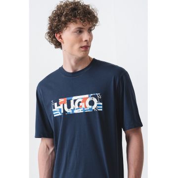 Tricou cu decolteu la baza gatului si imprimeu grafic