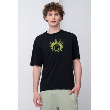 Tricou cu decolteu la baza gatului si imprimeu grafic