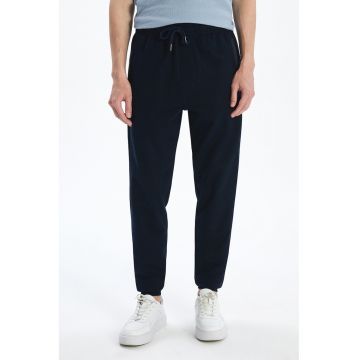 Pantaloni conici de trening cu buzunare cu fermoar