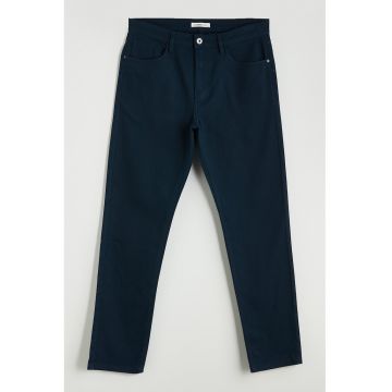 Pantaloni slim-fit cu buzunare