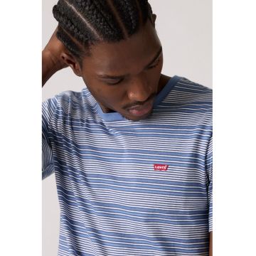 Tricou cu decolteu la baza gatului