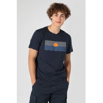 Tricou cu imprimeu si decolteu la baza gatului