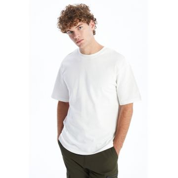 Tricou lejer cu decolteu la baza gatului