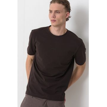 Tricou lejer cu logo discret Chup